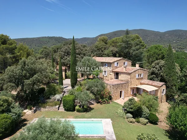 A vendre - Propriété ancienne et sa vue à 360 degrés - A Lourmarin