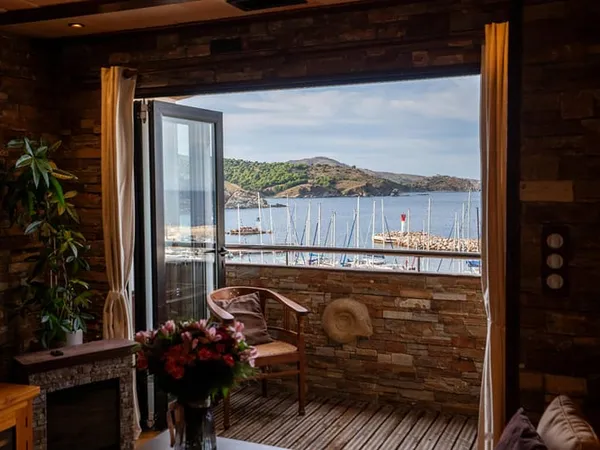 Appartement de caractère avec vue panoramique sur le port et la mer
