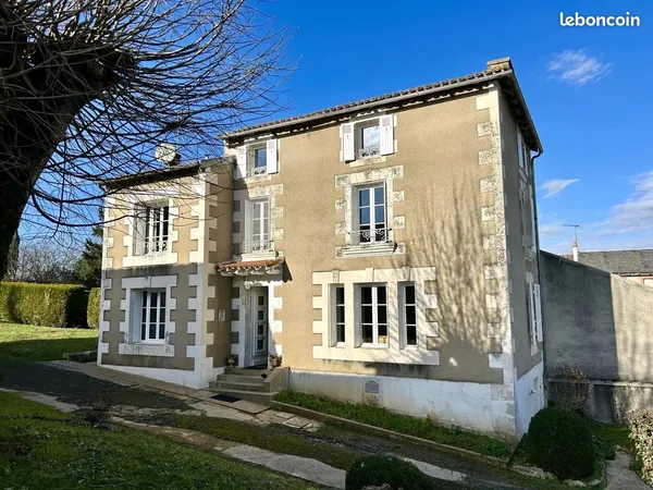 A VENDRE ENSEMBLE IMMOBILIER DE CARACTERE SITUE EN PLEIN COEUR DE BOURG A VOUNEUIL-SOUS-BIARD (86580