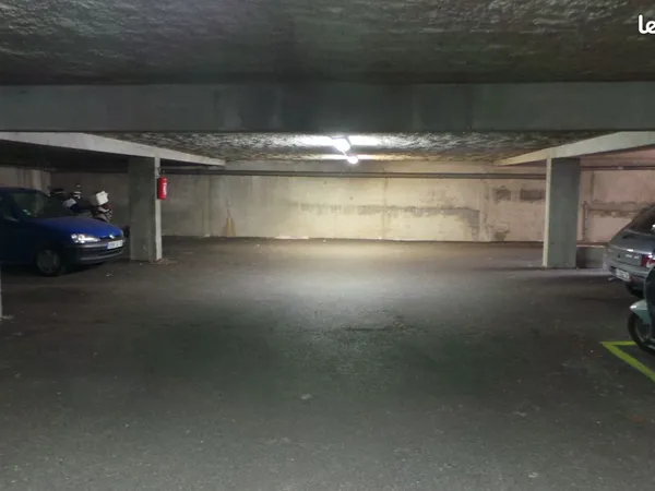 PARKING SOUTERRAIN SECURISE 5mn Gare Rive droite