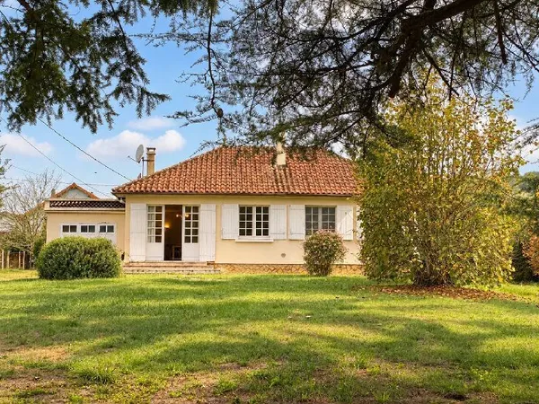 MAISON Entre Mauzac-et-Grand-Castang et Lalinde, découvrez cette charmante maison de plain-pied, sit