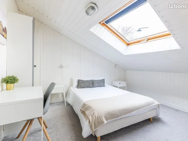 Appartement meublé - Lit king size - situé rue Claude Bernard, entre métro MABILAIS et métro Courouz