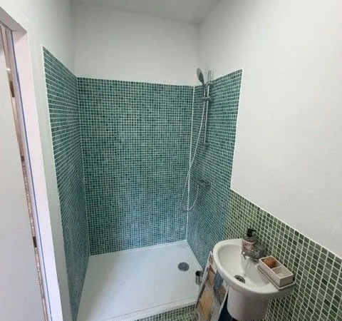LOCAL COMMERCIAL 63 m² — 84 Cours Gouffé, 13006 Marseille Entièrement rénové — de plain-pied, avec p