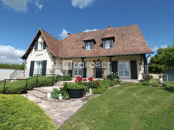 Maison Périgourdine d'environ 210 m², avec dépendances et terrain clos