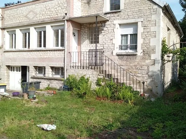 Maison avec garage sur terrain de 617 m²