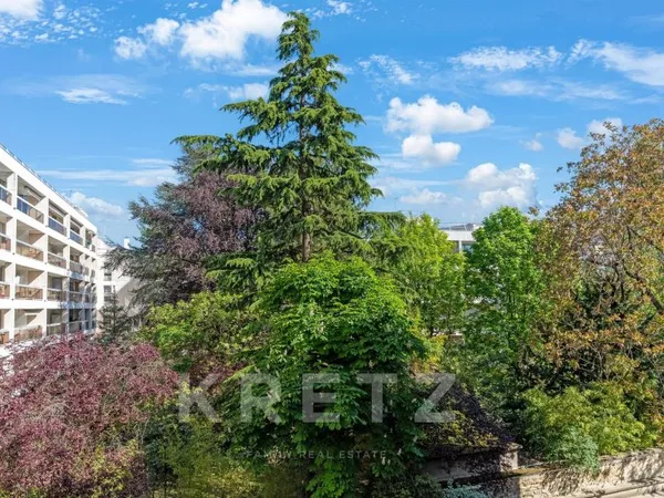 Neuilly-Sur-Seine - Boulevard Victor Hugo - Etage élevé - Environnement très calme - Très lumineux