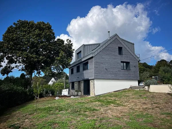 SAINT-AVÉ - MAISON FAMILIALE AVEC APPARTEMENT INDÉPENDANT - TERRAIN DE 802 m²