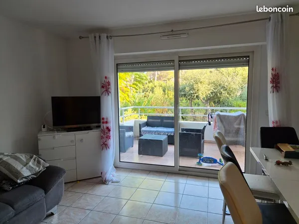 à louer - bel appartement 3 pièces avec grande terrasse, garage et parking - saint-raphaël