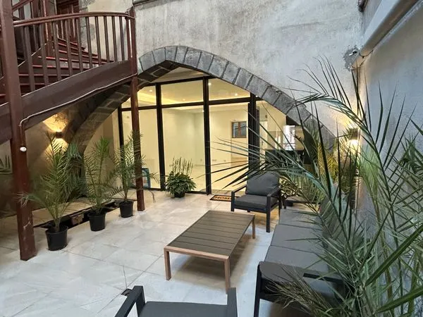 T3 RÉNOVÉ AVEC TERRASSE ET CAVE - MONTFERRAND Prix de vente : 125 000 Vente de particulier à particu