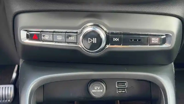 Volvo Xc40 t4 recharge 129+82 ch dct7 — photo 25