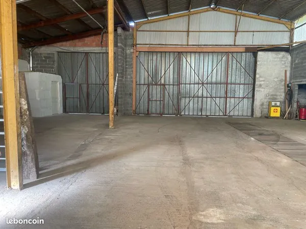 Local d activité ou logistique avec parking aménagé