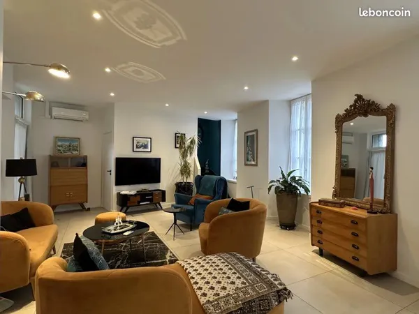 À LOUER de P.A.P. - BEL APPARTEMENT MEUBLÉ DE 142 m² centre-ville historique d'Aubenas
