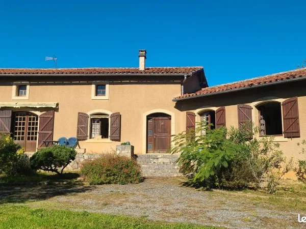 Opportunité à saisir : grande maison au coeur du village de Castelnau Magnoac à fort potentiel, ento