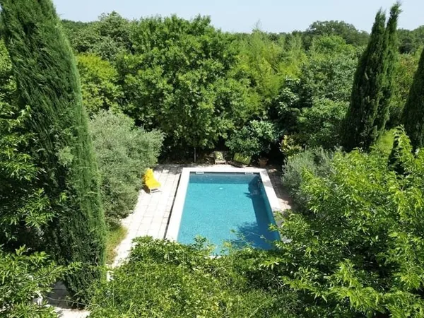 Maison de charme avec dépendance et piscine, écrin de nature prè