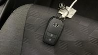 Toyota Yaris 116h Design 5p MY22 — photo 16