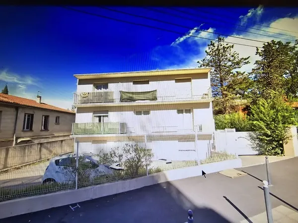 à louer studio vide avec balcon et parking à coté fac de le