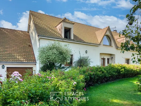 Villa contemporaine sur jardin paysagé avec piscine couverte