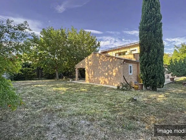 Local 8 pièces 250 m²