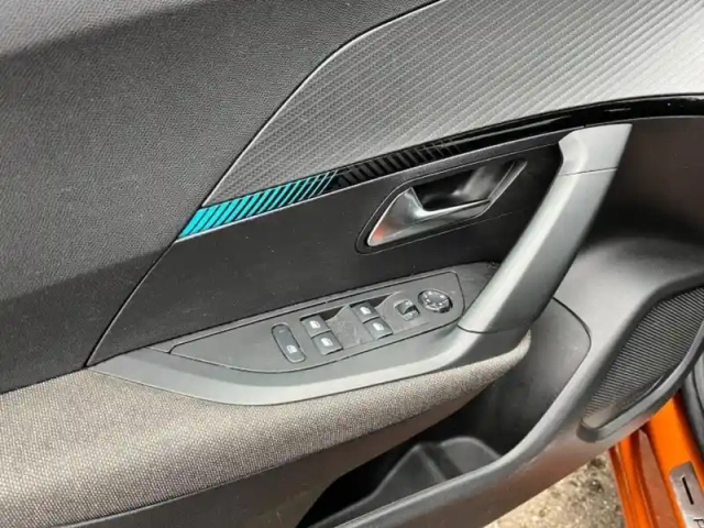 Peugeot 2008 e- 136ch style — photo 12