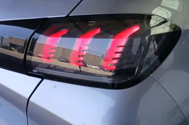 Peugeot 208 puretech 100 s&amp;s bvm6 — photo 30