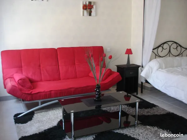 A LOUER à ENSEIGNANT, appart. Meublé 34M2 à SARLAT avec place de parking privé