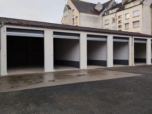 Local sécurisé 62 m² à louer - hauteur 4 à 5,5 m - badge, caméra, rideau électrique