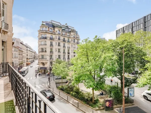 Appartement 8 pièces lumineux dans immeuble de grand standing