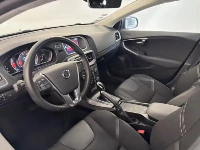 Volvo V40 t2 122ch momentum geartronic — photo 14