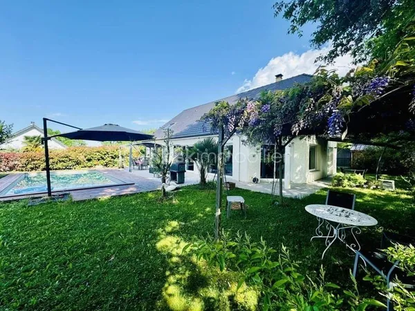 Maison 7 pièces 230 m²