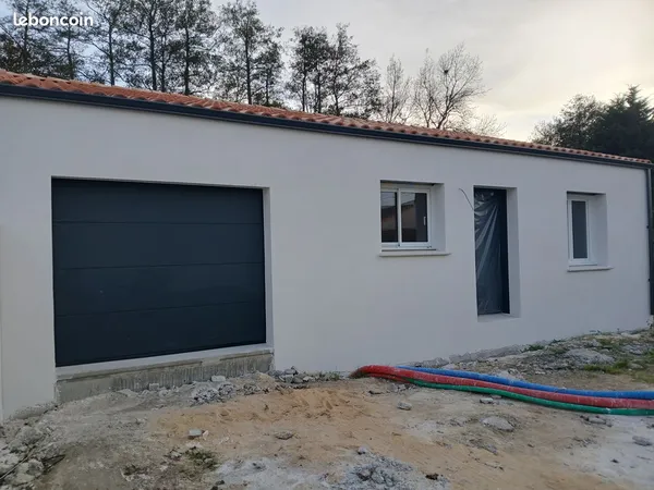 Maison neuve meublée 3 chambres +garage en centre Bourg sur 400m2 de terrain clos
