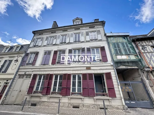 TROYES - AU COEUR DU CENTRE VILLE