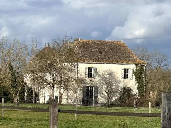 Superbe propriété équestre avec Maison de Maître, deux annexes, trois écuries, au milieu de 25ha de 