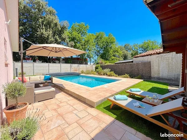 Maison TRAVERSANTE 125 m2 PLAIN PIED 4 CH - 2 WC - 2 SDB - Terrain 636m2 avec PISCINE CHAUFFEE - 3 T