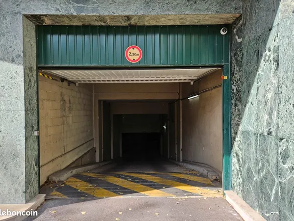 Marx Dormoy grande place de parking facile d'accès au 1er SS