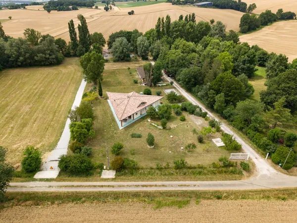 Ensemble immobilier de caractère sur environ 2 hectares au calm