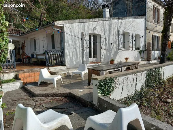 Chambres dans le cadre verdoyant d'une maison de campagne à la ville