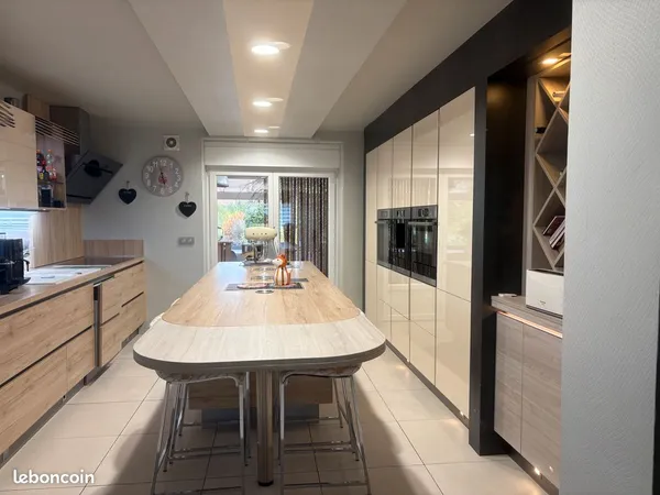 Maison familiale avec dépendances, piscine et pompe à chaleur