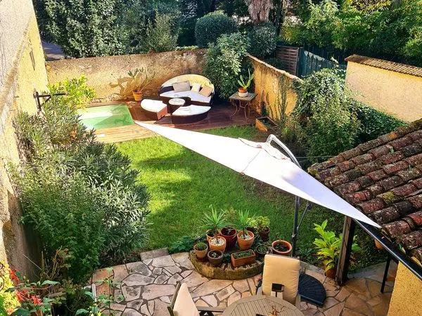 Maison de ville 100 m² - Entièrement rénovée - Jardin et piscine sans vis-à-vis