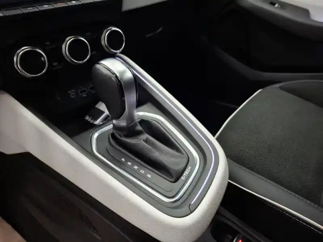 Renault Clio e-tech 140 - 21 — photo 37