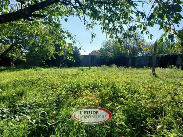STE PAZANNE BOURG : terrain constructible 629 m2 en 2nd rideau avec chemin d'accès et dépendances !