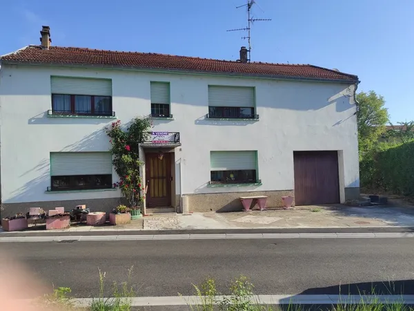 Avendre maison à rénover avec dépendances et terrain.