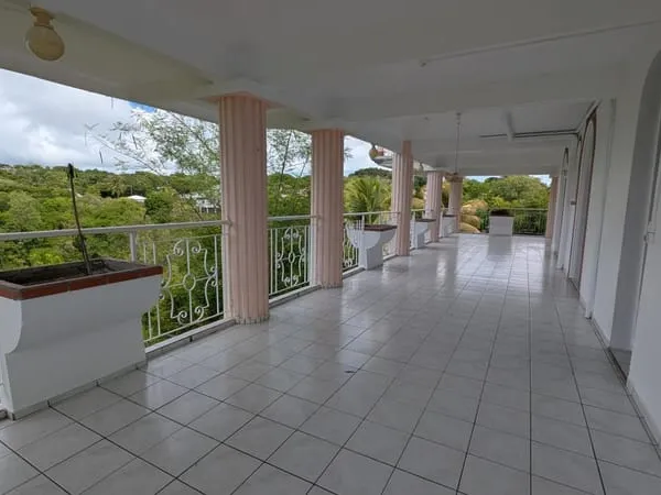 Vaste appartement T4 (150 m2 hab), situé au niveau inférieur d'une villa