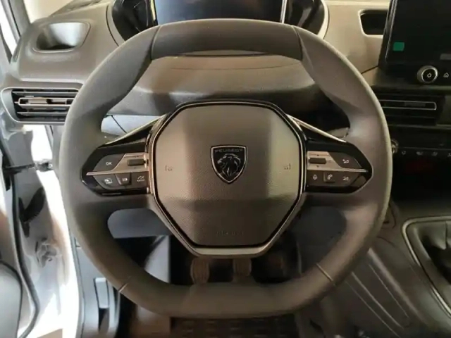 Peugeot Partner m diesel 130ch automatique pack premium connect — photo 9