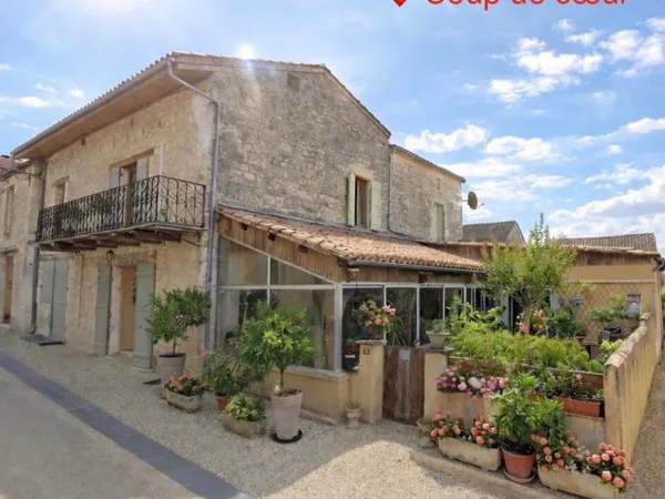 Très jolie maison en pierre.