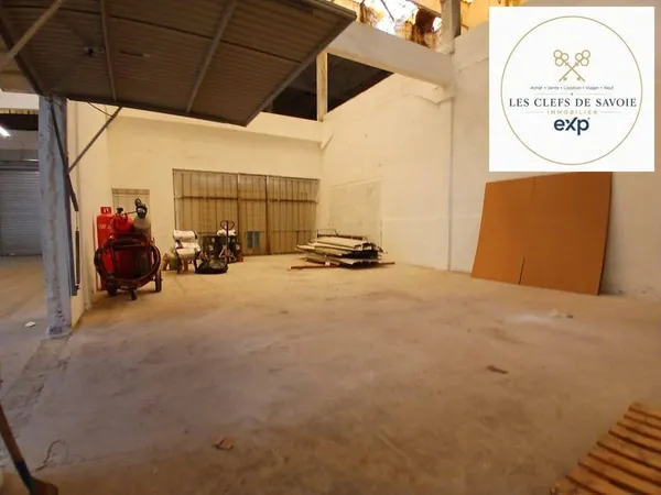 Entrepôt 83 m²