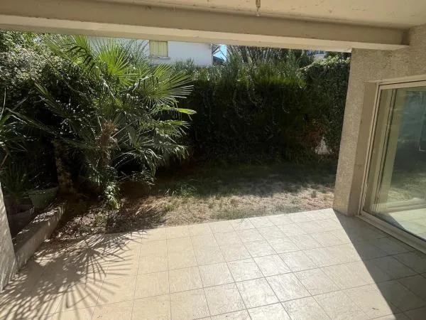 Appartement T3 , proche des Allées de Morlaas avec terrasse et jardinet À Louer