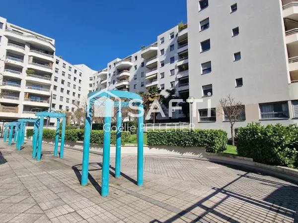 Lyon 6ème - Appartement atypique 70m2 lumineux avec garage et vue sur jardin - Bellecombe/ Brotteaux