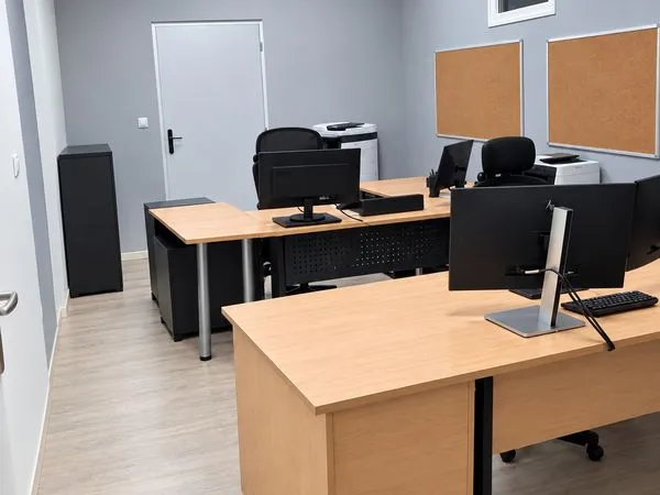 Locaux professionnels / Bureaux 130 m² de plain-pied - Centre-ville Pont-de-Beauvoisin (38)