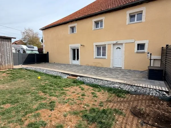 Maison 3 chambres - garage - petit jardin