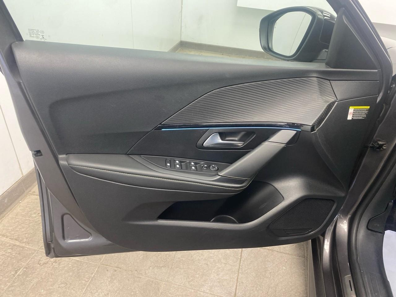Peugeot 208 puretech 130 s&s eat8 gt — photo 20